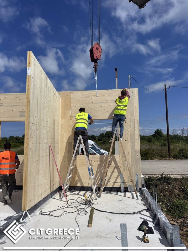 Assembling the CLT panels of the house in Preveza (6)