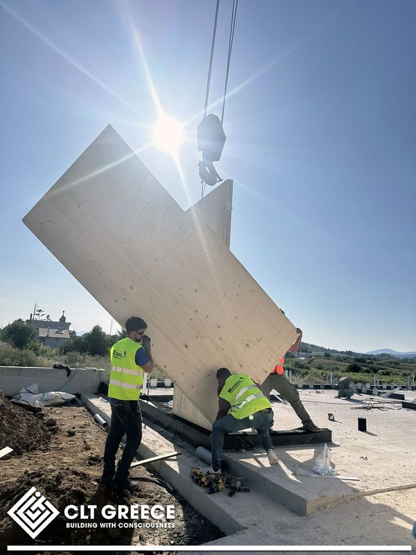 Assembling the CLT panels of the house in Preveza (4)