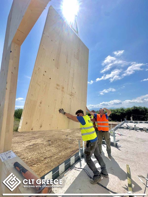 Assembling the CLT panels of the house in Preveza (2)