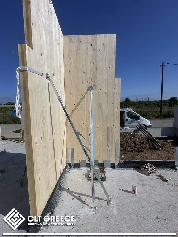 Assembling the CLT panels of the house in Preveza (9)