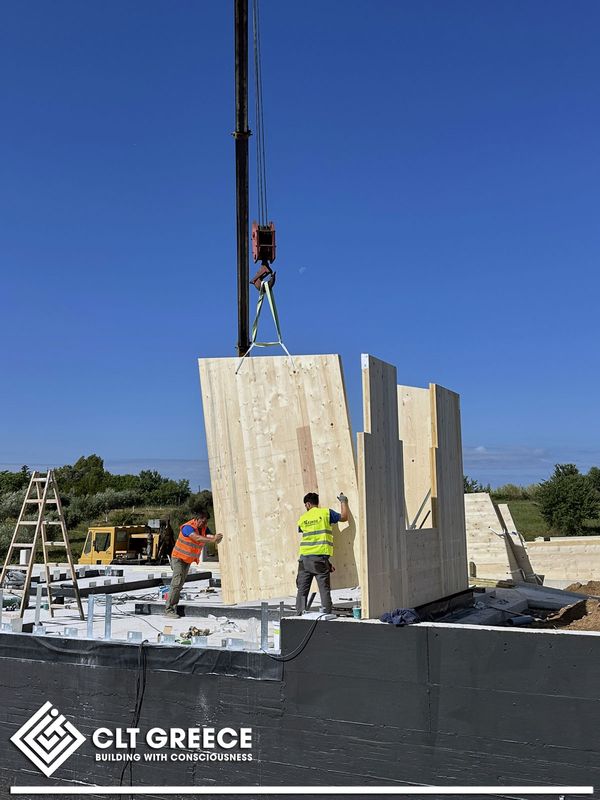 Assembling the CLT panels of the house in Preveza (10)