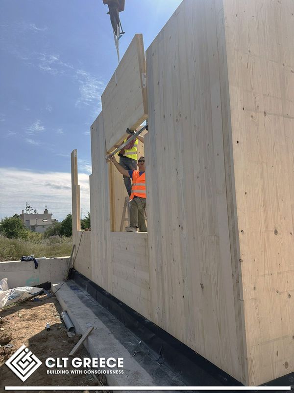 Assembling the CLT panels of the house in Preveza (11)