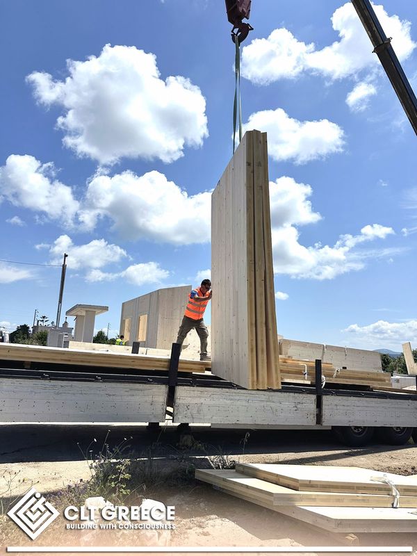 Assembling the CLT panels of the house in Preveza (12)