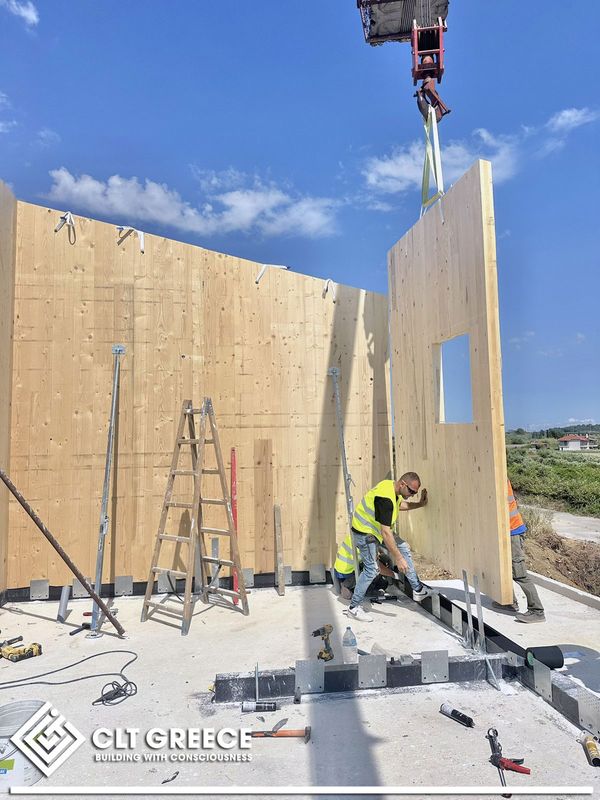 Assembling the CLT panels of the house in Preveza (13)