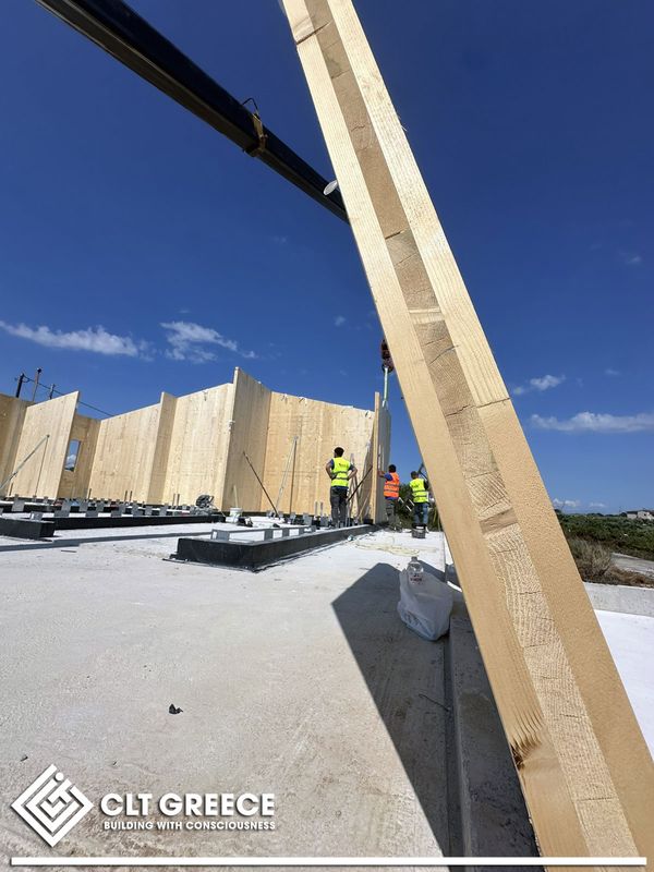 Assembling the CLT panels of the house in Preveza (3)