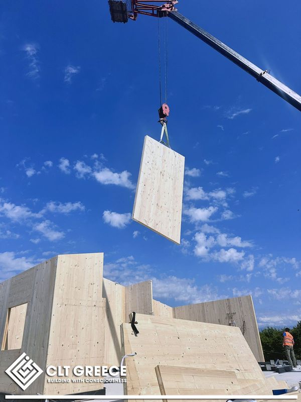 Assembling the CLT panels of the house in Preveza (5)