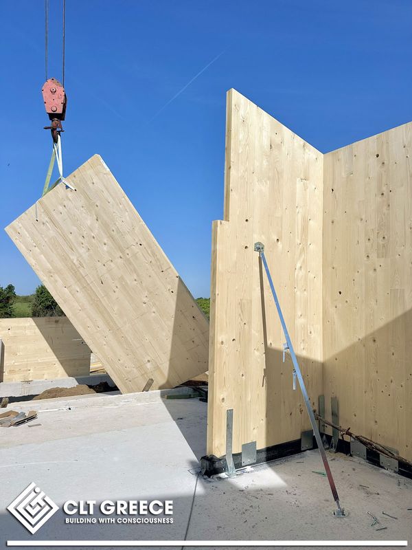Assembling the CLT panels of the house in Preveza (1)