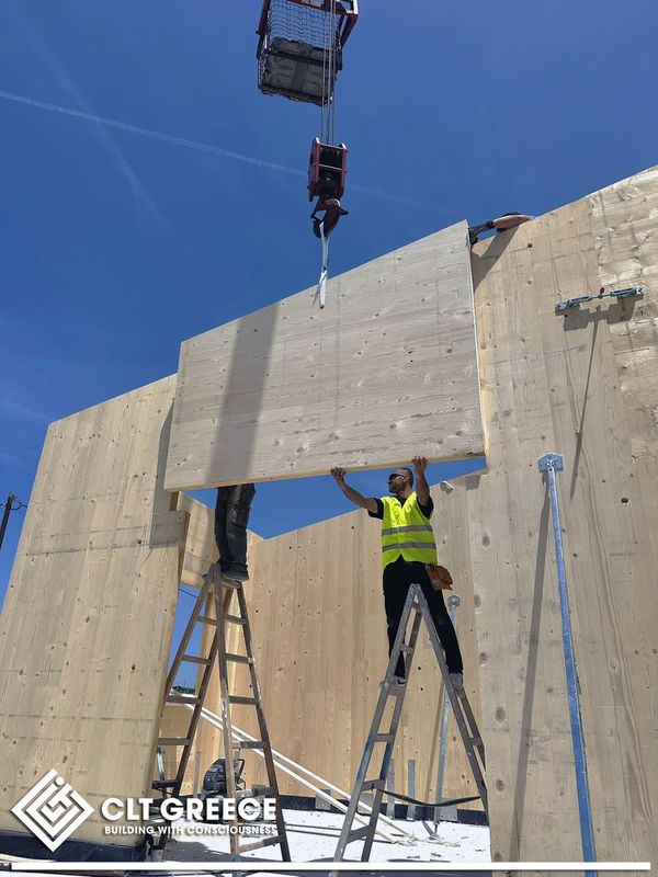 Assembling the CLT panels of the house in Preveza (8)